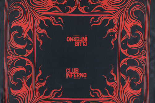 Club Inferno Bandana – Detailansicht des roten Flammen-Designs mit Schriftzug auf schwarzem Stoff