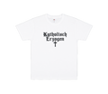 Weißes Katholisch Erzogen T-Shirt von Domiziana mit gotischem Schriftzug und Kreuz-Symbol – offizielles Hyperpop-Merch